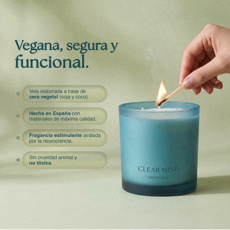 Mano encendiendo la vela con una cerilla