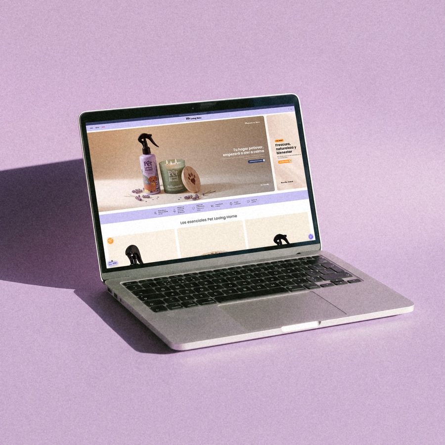 Portátil con la tienda online de Pet Loving Home sobre fondo lila
